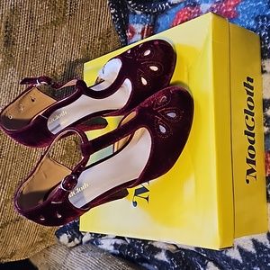 modcloth size 9 burgundy velvet heels
